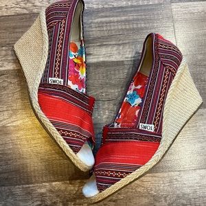 Toms Calypso Wedge Espadrilles Womens 11 Heels Red Aztec Peep Toe Canvas Pumps